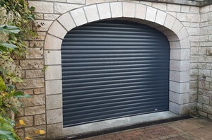 Porte de garage enroulable WIZEO FERMETURES coloris gris anthracite
