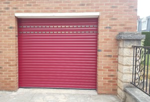 Porte de garage enroulable WIZEO FERMETURES coloris rouge pourpre RAL 3004
